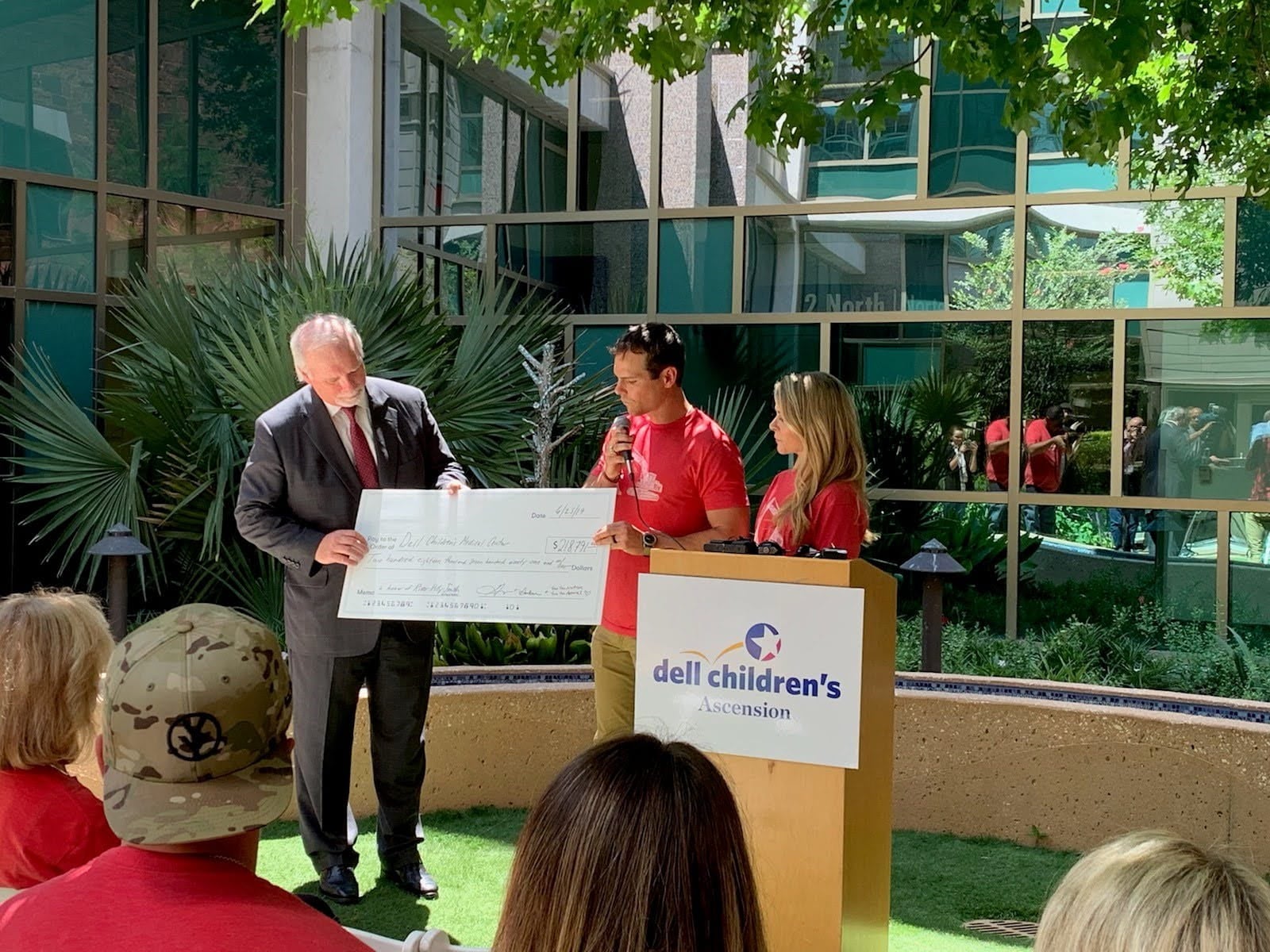 Country music star donates more than 200,000 to Dell Children’s