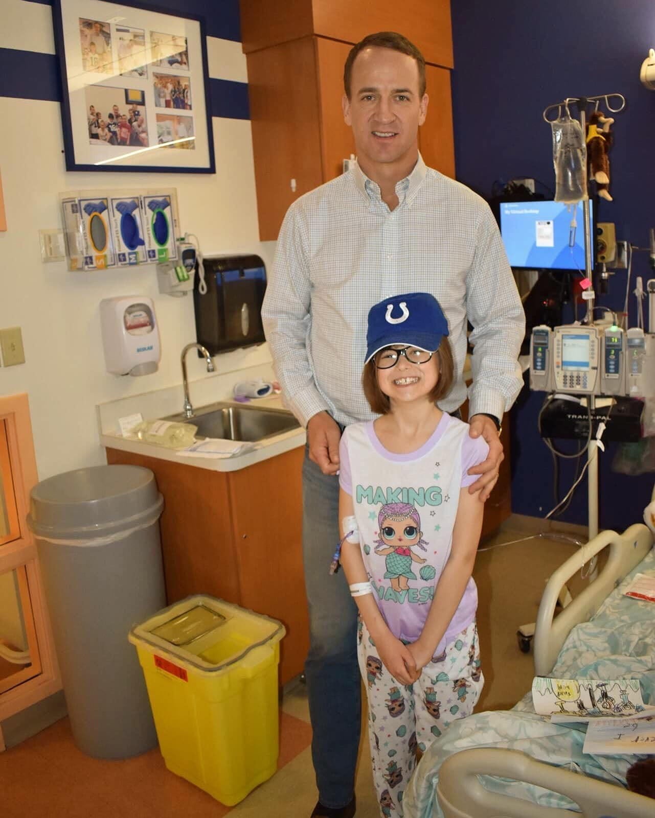 Former NFL great takes time to visit young patient while filming ad at Ascension hospital